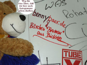 Benny Bär für ein Autogramm eingeladen Weitere Themen in dieser Ausgabe: Benny Bär und Bärchen „Brumm“ im „Tube X“ als Breakdancer Bücher-Regal: Ganz einfach Zeit haben (Ratgeber) Kochen: Kaninchenkeule im Schlafrock für Benny Bär Schlafbär gekocht Regionales: Kulturelle Glanzlichter im Ruhrfestspielhaus Reisen: Neues Ringhotel in Essen Unterhaltung: „Nie wieder „Tatort“!“ (Kommentar)